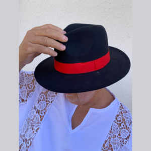 Chapéu Veludo Preto Fita Vermelha