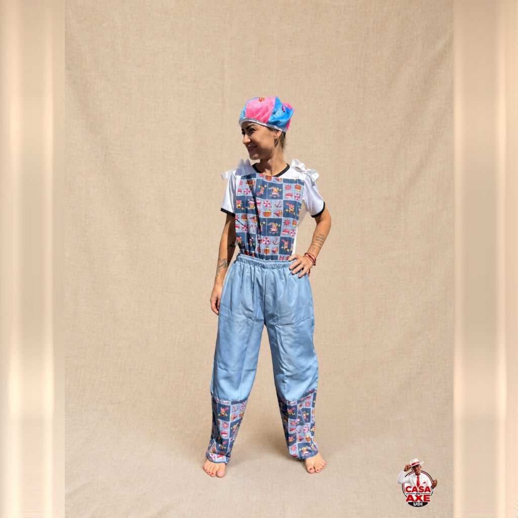 Jardineira de Erê Jeans com Estampa Rosa | Casa do Axe Udi