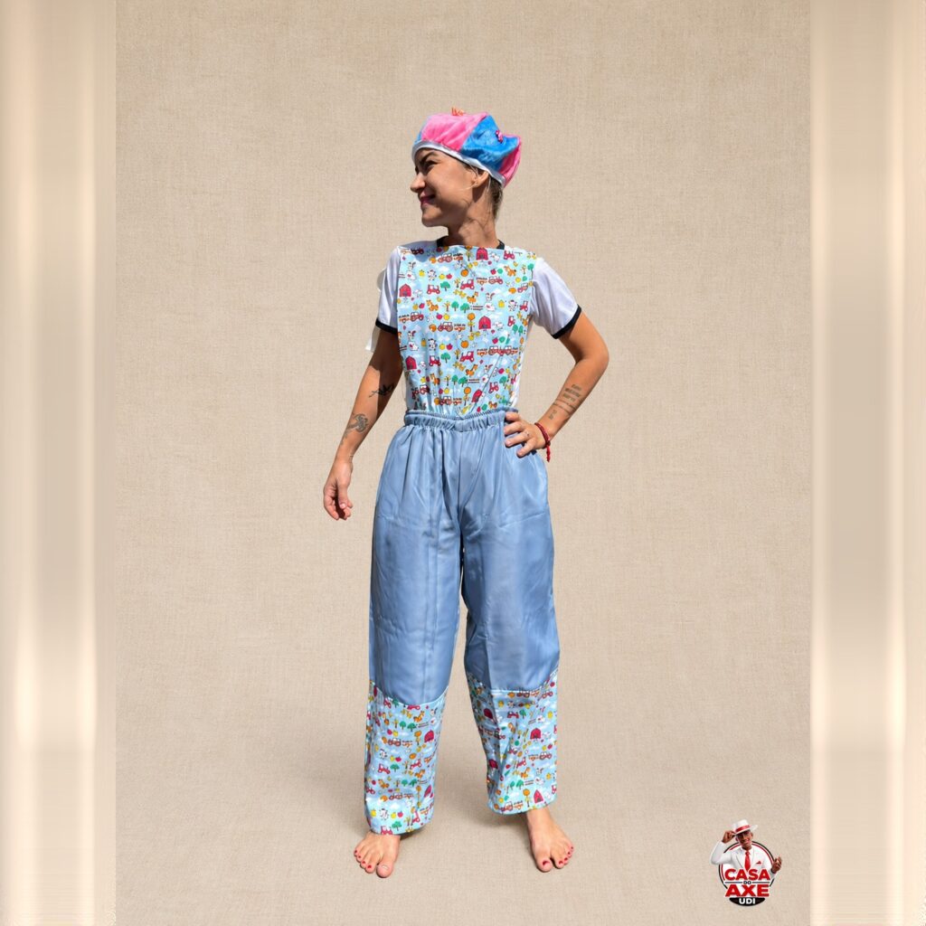 Jardineira de Erê Jeans com Estampa Colorida | Casa do Axe Udi