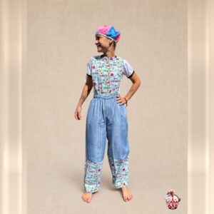 Jardineira de Erê Jeans com Estampa Colorida | Casa do Axe Udi